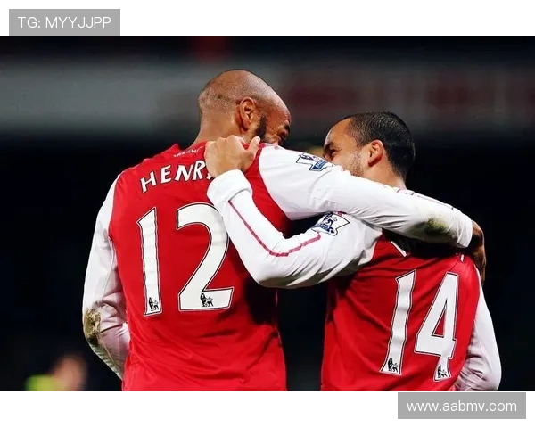 沃尔科特分享昔日枪手圣诞更衣室合影回忆祝福球迷圣诞快乐